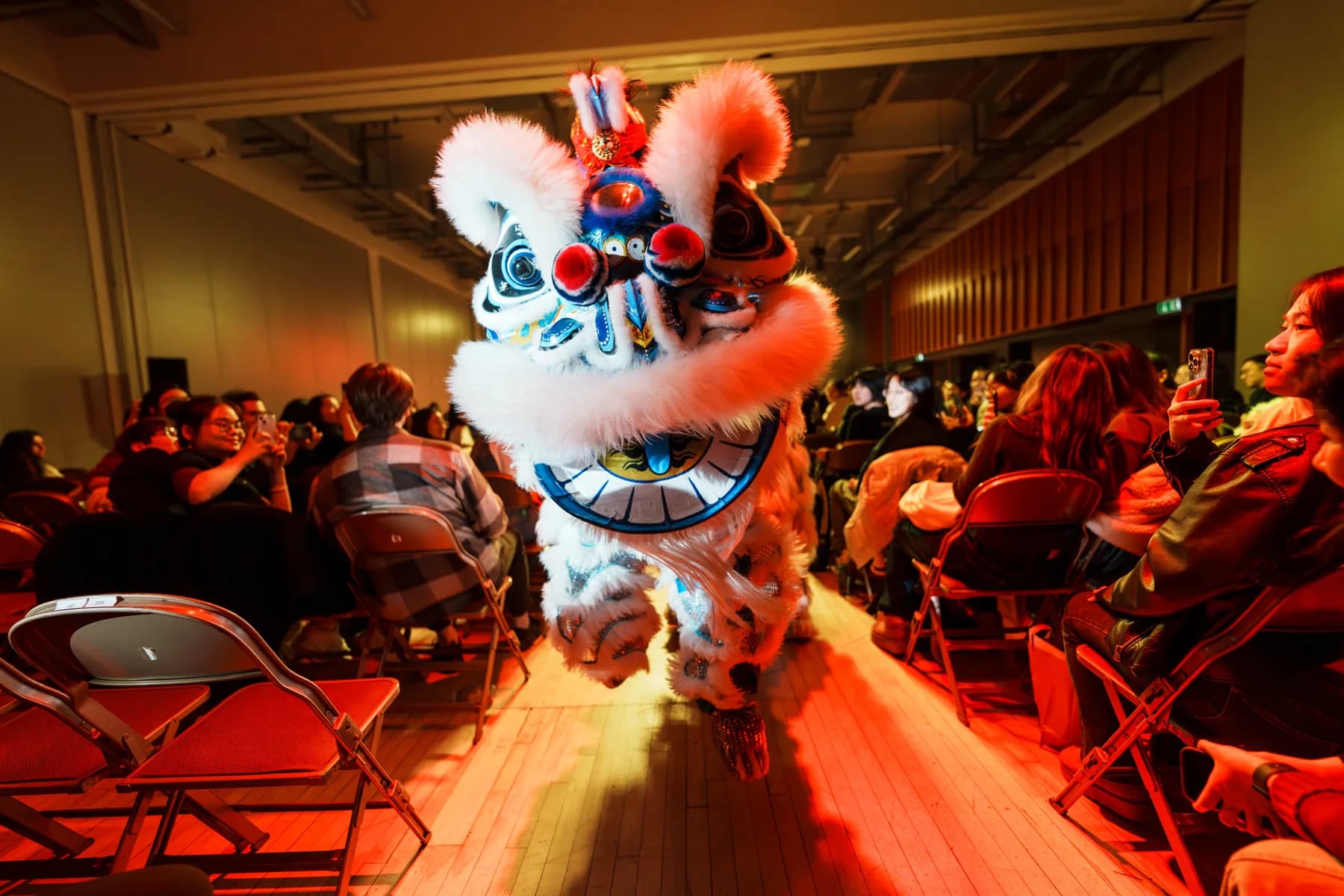 A gala performance image with atmosphere and formal event presence.
